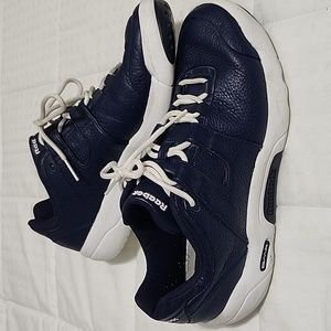 Vintage navy blue Reebok kicks, size 10.5!